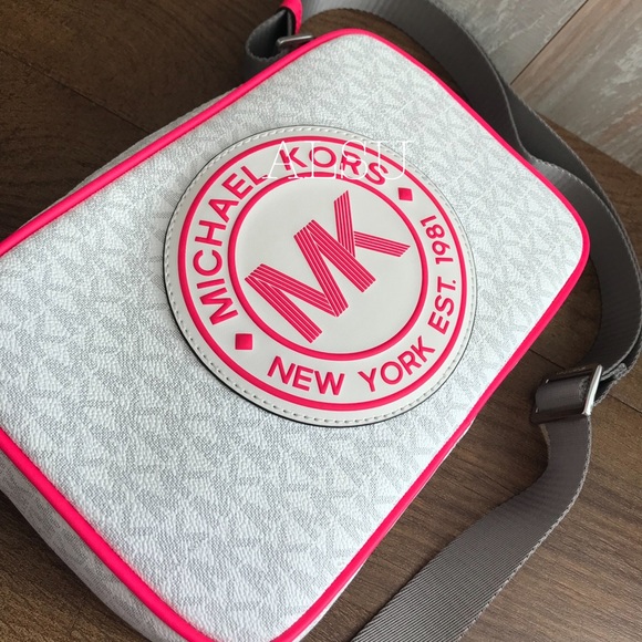 Michael Kors Fulton Sport LG EW Xbody Neon Pink - Picture 3 of 8